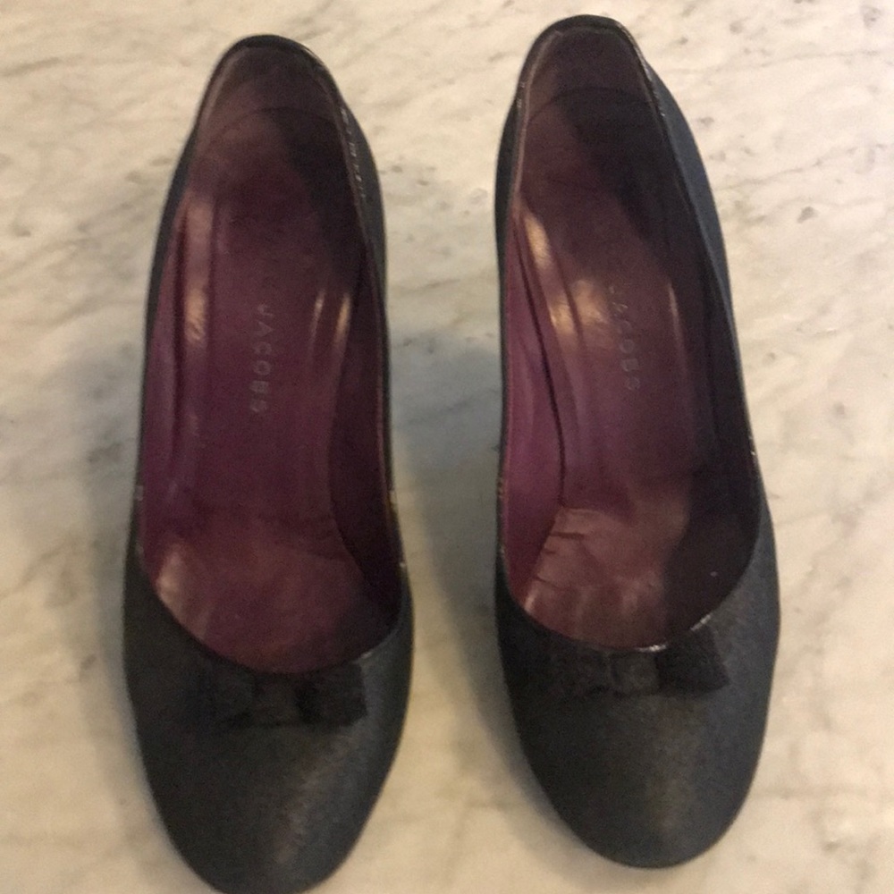 Marc Jacobs Shimmery Gray round-toe pumps